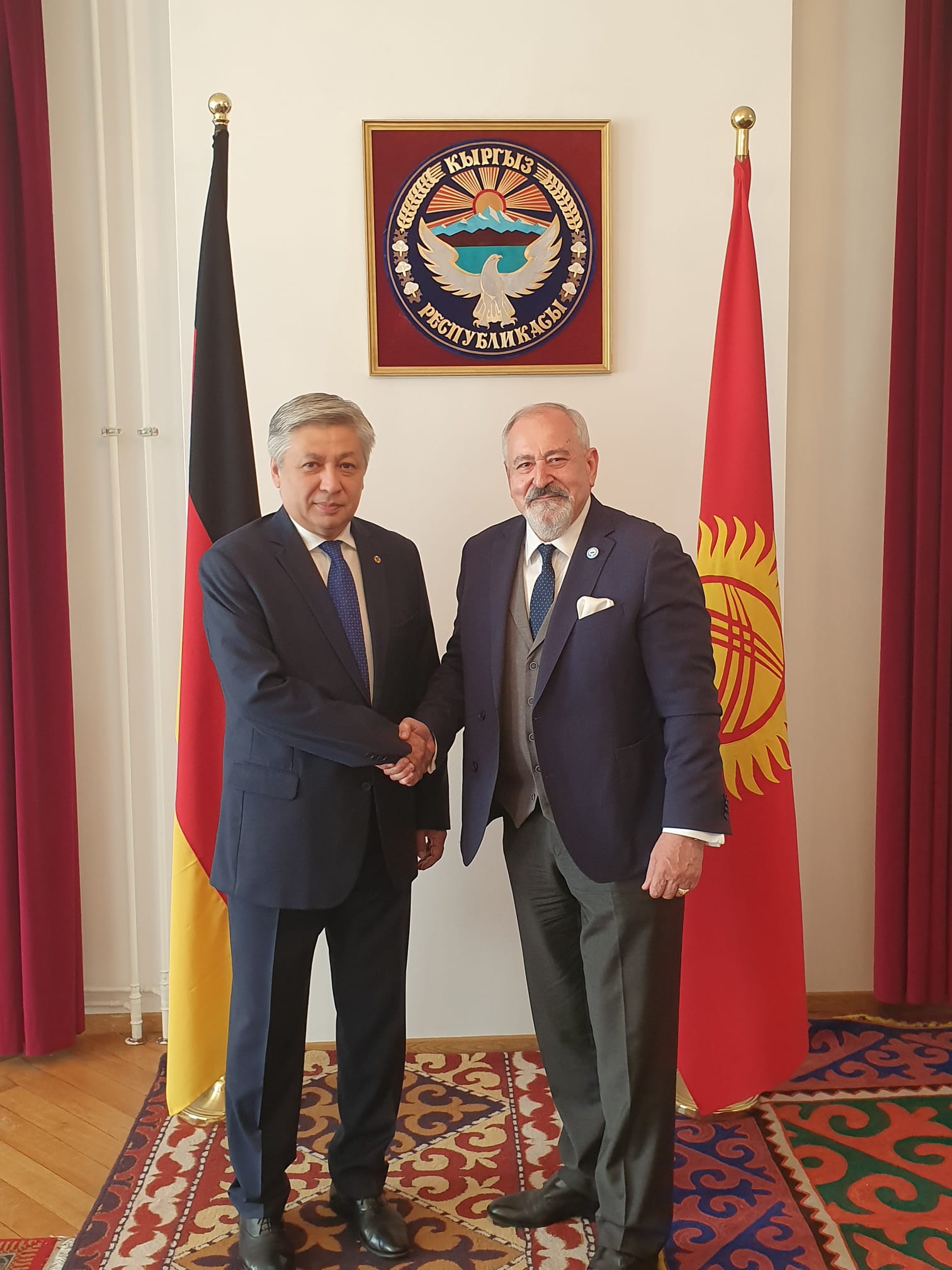 Jego Ekscelencja Ambasador Republiki Kirgiskiej w Niemczech Erlan Abdyldaev. Wieloletni Minister Spraw Zagranicznych.