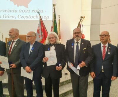 Przyznanie Krzyża Niezłomny i Niepokorny.