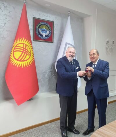 Wreczenie podziekowania przez Gubernatora Banku