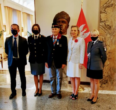 Obecny komendant policji dr Michele Spina w Latina, gdzie był obóz, Przedstawicielka policji, Emerytowany inspektor Giuseppe Mura, Pani Ambasador Anna Maria Anders oraz przedstawicielka polskiej policji Obecny komendant policji dr Michele Spina w Latina, gdzie był obóz, Przedstawicielka policji, Emerytowany inspektor Giuseppe Mura, Pani Ambasador Anna Maria Anders oraz przedstawicielka polskiej policji